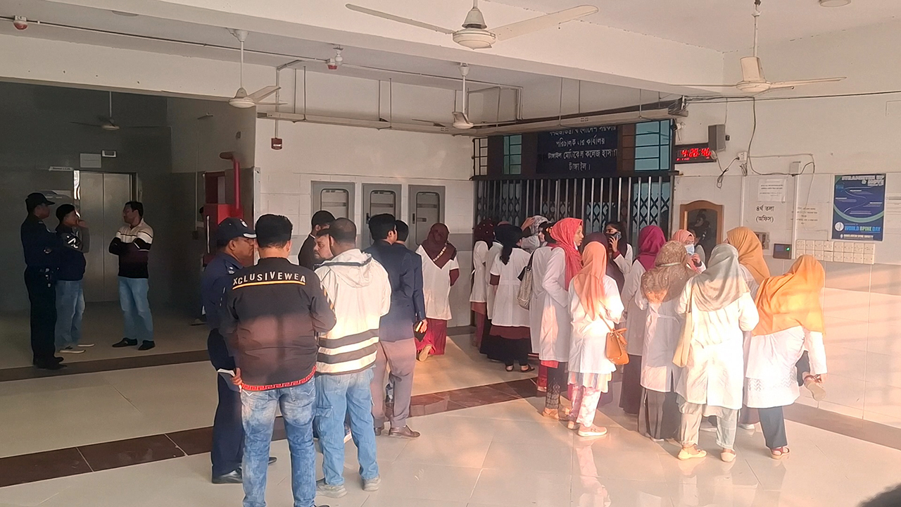 নারী চিকিৎসকদের ওয়াশরুমে গোপন ক্যামেরা, যুবক আটক - the Bengali Times নারী চিকিৎসকদের ওয়াশরুমে গোপন ক্যামেরা, যুবক আটক - the Bengali Times