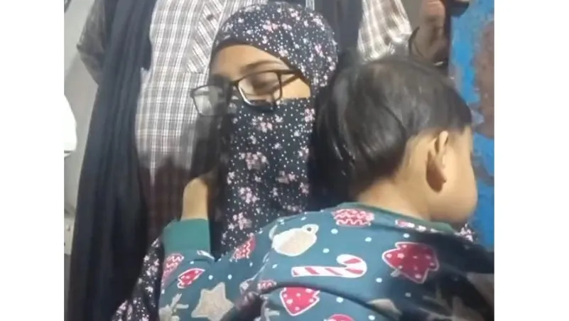 স্ত্রী-সন্তানকে তালাবদ্ধ করে পালালেন স্বামী, উদ্ধার করলো ৯৯৯ - the Bengali Times স্ত্রী-সন্তানকে তালাবদ্ধ করে পালালেন স্বামী, উদ্ধার করলো ৯৯৯ - the Bengali Times