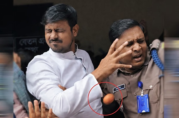 নাসীরুদ্দীন পাটওয়ারীর দিকে একের পর এক ডিম নিক্ষেপ - the Bengali Times নাসীরুদ্দীন পাটওয়ারীর দিকে একের পর এক ডিম নিক্ষেপ - the Bengali Times