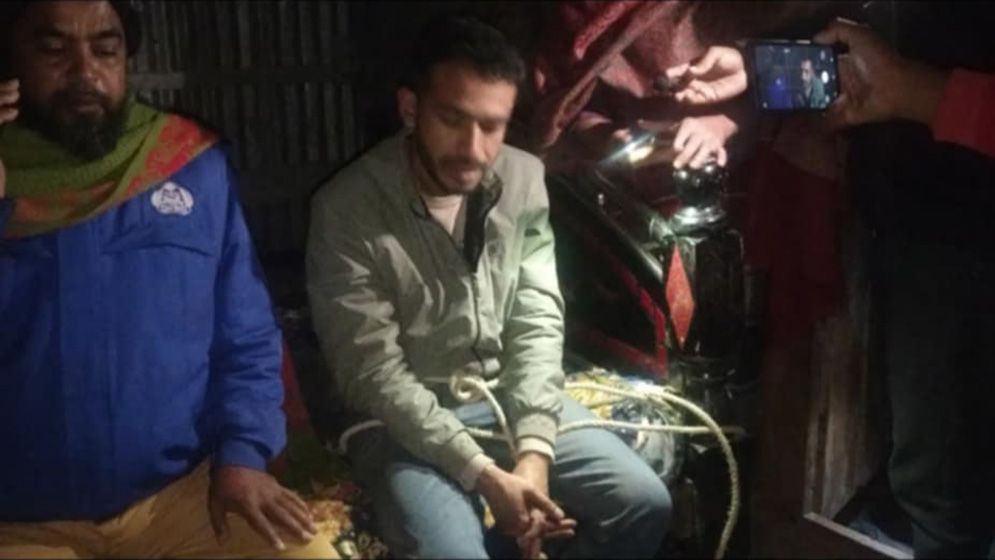রাতে প্রবাসীর স্ত্রীর ঘরে অবস্থান, পুলিশ সদস্য আটক - the Bengali Times রাতে প্রবাসীর স্ত্রীর ঘরে অবস্থান, পুলিশ সদস্য আটক - the Bengali Times