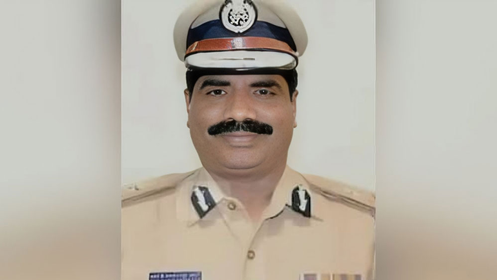 নারীদের সঙ্গে আপত্তিকর ভিডিও ফাঁস, পুলিশের শীর্ষ কর্মকর্তা বরখাস্ত - the Bengali Times নারীদের সঙ্গে আপত্তিকর ভিডিও ফাঁস, পুলিশের শীর্ষ কর্মকর্তা বরখাস্ত - the Bengali Times