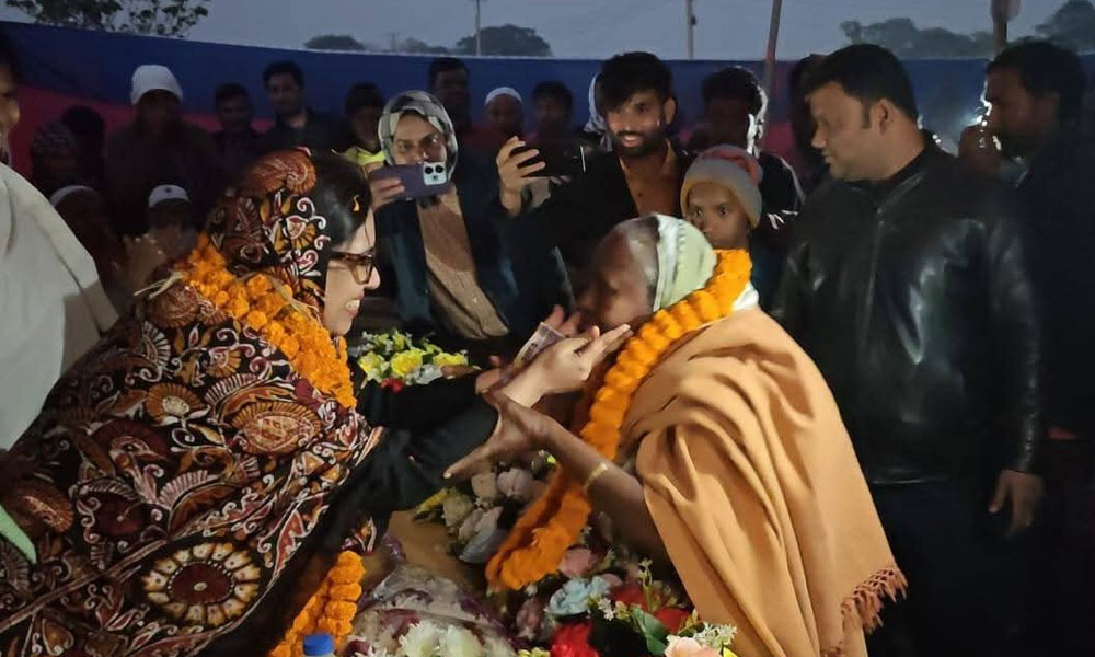 রুমিন ফারহানাকে মালার সঙ্গে অর্থ উপহার দিলেন বৃদ্ধা - the Bengali Times রুমিন ফারহানাকে মালার সঙ্গে অর্থ উপহার দিলেন বৃদ্ধা - the Bengali Times