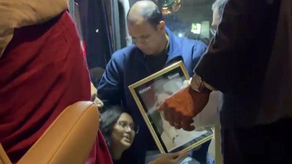 তারেক রহমানের গাড়ি থামিয়ে তরুণী বললেন ‘সংসদে দেখা হবে’ - the Bengali Times তারেক রহমানের গাড়ি থামিয়ে তরুণী বললেন ‘সংসদে দেখা হবে’ - the Bengali Times