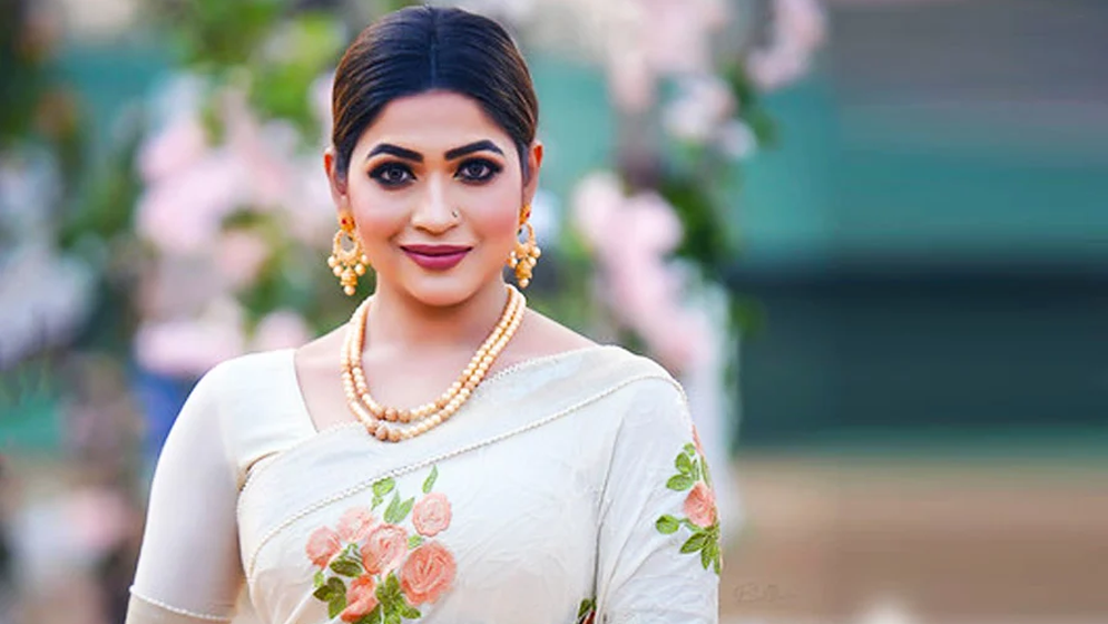 যারা আমাকে বোরকা কিনতে বলেছিলেন, এই ছবিটা তাদের জন্য: বাঁধন - the Bengali Times যারা আমাকে বোরকা কিনতে বলেছিলেন, এই ছবিটা তাদের জন্য: বাঁধন - the Bengali Times