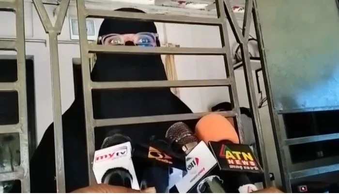স্ত্রীর স্বীকৃতির দাবিতে বিষের বোতল হাতে অনশনে বিশ্ববিদ্যালয় শিক্ষার্থী - the Bengali Times স্ত্রীর স্বীকৃতির দাবিতে বিষের বোতল হাতে অনশনে বিশ্ববিদ্যালয় শিক্ষার্থী - the Bengali Times