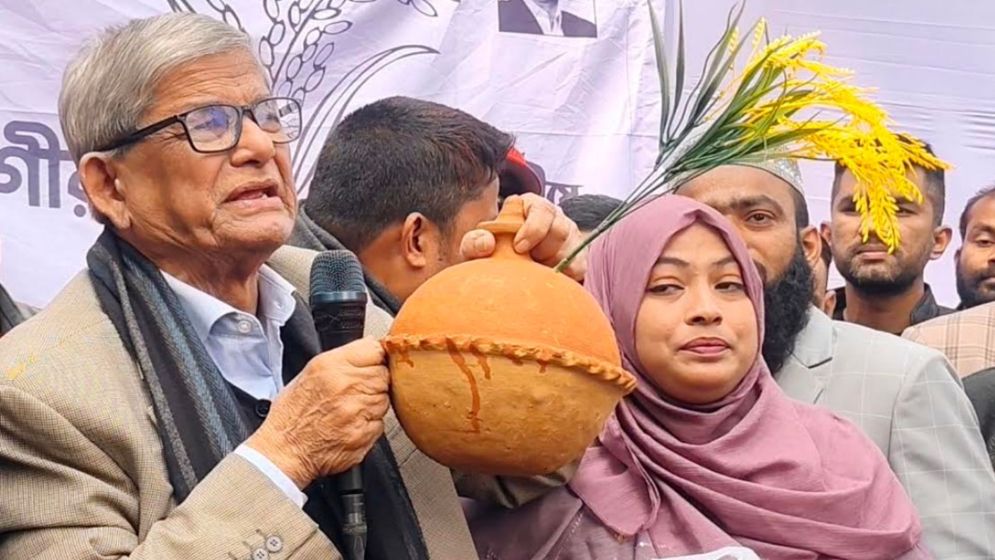 জুলাই শহীদের বোনের উপহারে চোখের পানি ধরে রাখতে পারলেন না ফখরুল - the Bengali Times জুলাই শহীদের বোনের উপহারে চোখের পানি ধরে রাখতে পারলেন না ফখরুল - the Bengali Times