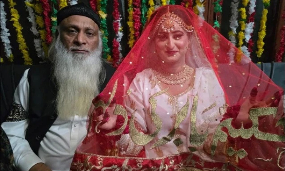 ভালোবেসে ২২ বছরের তরুণীকে বিয়ে ৭০ বছরের বৃদ্ধের - the Bengali Times ভালোবেসে ২২ বছরের তরুণীকে বিয়ে ৭০ বছরের বৃদ্ধের - the Bengali Times