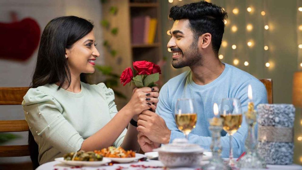 পুরুষ যে কারণে বয়সে বড় নারীর প্রেমে পড়েন - the Bengali Times পুরুষ যে কারণে বয়সে বড় নারীর প্রেমে পড়েন - the Bengali Times