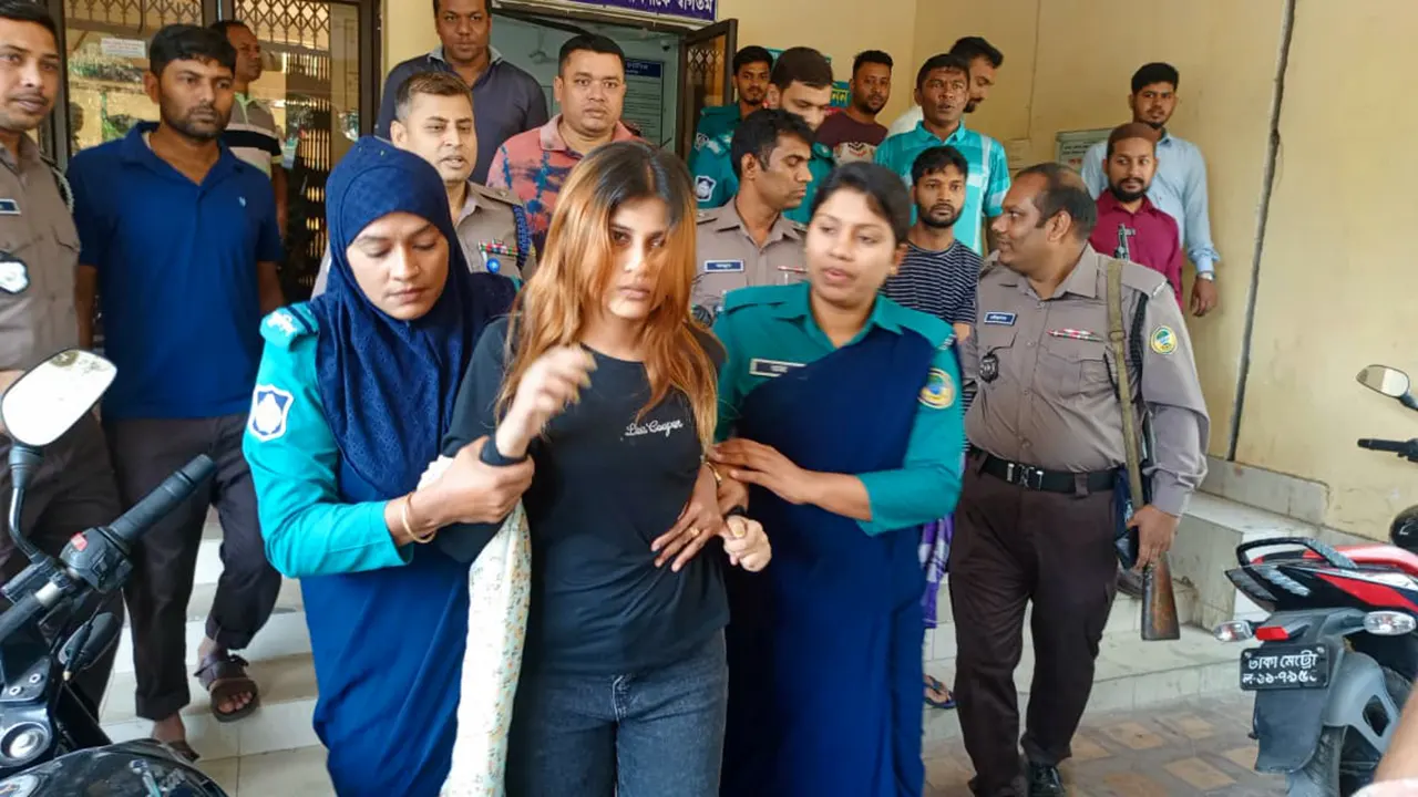 আবাসিক হোটেলে হানিট্র্যাপের ফাঁদে যুবক, অতঃপর… - the Bengali Times আবাসিক হোটেলে হানিট্র্যাপের ফাঁদে যুবক, অতঃপর… - the Bengali Times