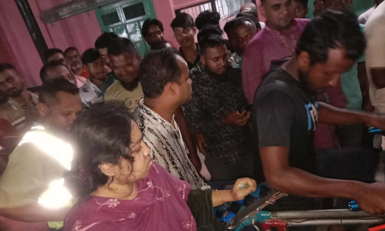 বেড়াতে এসে স্ত্রীকে নদীতে ফেলে দিলেন স্বামী - the Bengali Times বেড়াতে এসে স্ত্রীকে নদীতে ফেলে দিলেন স্বামী - the Bengali Times
