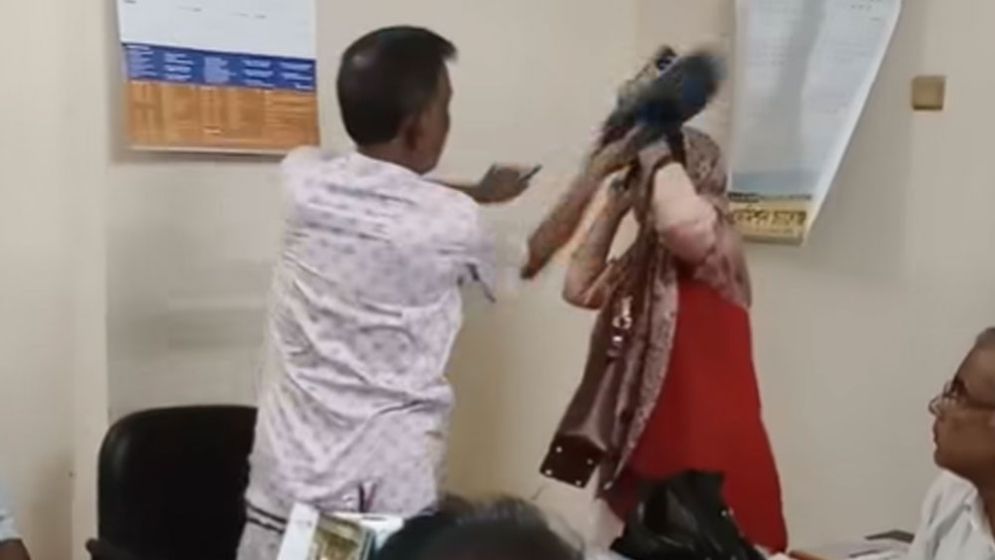 কলেজে ঢুকে শিক্ষিকাকে জুতাপেটা করলেন বিএনপি নেতা, ভিডিও ভাইরাল - the Bengali Times কলেজে ঢুকে শিক্ষিকাকে জুতাপেটা করলেন বিএনপি নেতা, ভিডিও ভাইরাল - the Bengali Times