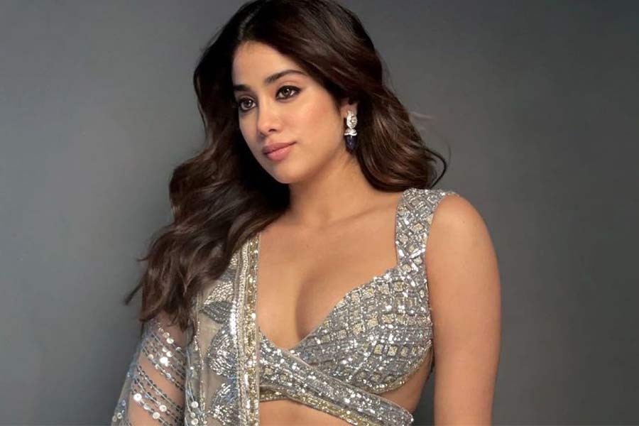 শিখরের প্রেমে হাবুডুবু খাচ্ছেন শ্রীদেবীকন্যা? - the Bengali Times শিখরের প্রেমে হাবুডুবু খাচ্ছেন শ্রীদেবীকন্যা? - the Bengali Times