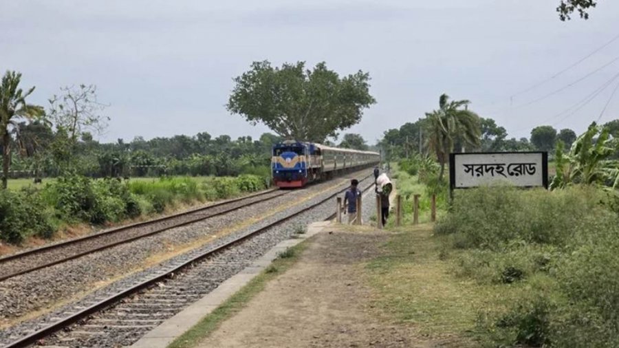 রেলস্টেশনে স্বামীকে বেঁধে রেখে স্ত্রীকে ধর্ষণের অভিযোগ - the Bengali Times রেলস্টেশনে স্বামীকে বেঁধে রেখে স্ত্রীকে ধর্ষণের অভিযোগ - the Bengali Times