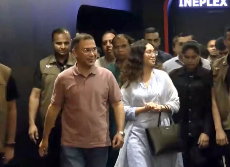 মেয়ে জাইমাকে নিয়ে হলে সিনেমা দেখলেন প্রধানমন্ত্রী - the Bengali Times মেয়ে জাইমাকে নিয়ে হলে সিনেমা দেখলেন প্রধানমন্ত্রী - the Bengali Times