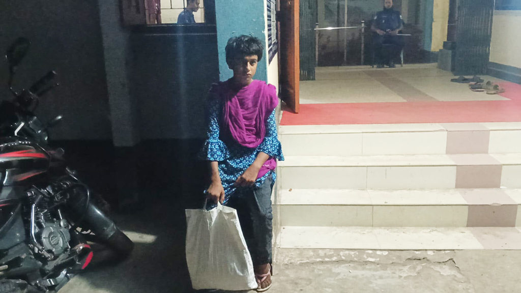 গভীর রাতে পথে অসহায় জান্নাতি, থানায় আশ্রয় মেলেনি - the Bengali Times গভীর রাতে পথে অসহায় জান্নাতি, থানায় আশ্রয় মেলেনি - the Bengali Times