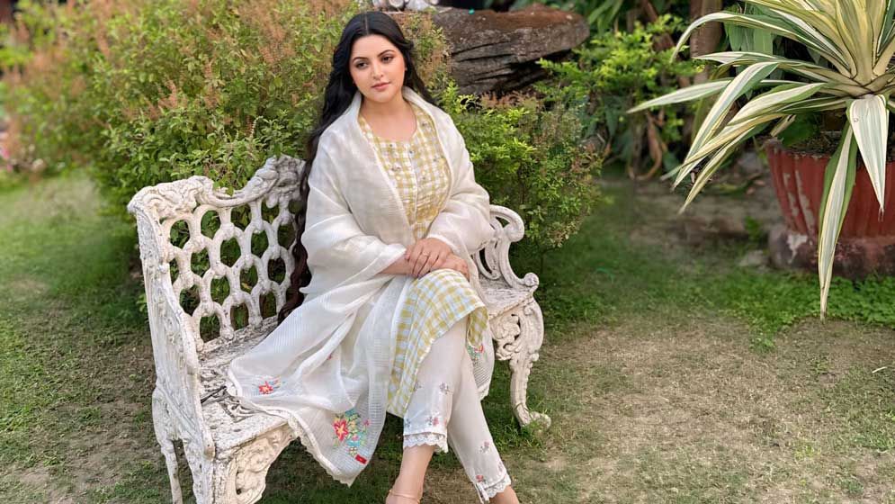 একদিনেই গরুর প্রেমে পড়েন পরীমনি - the Bengali Times একদিনেই গরুর প্রেমে পড়েন পরীমনি - the Bengali Times