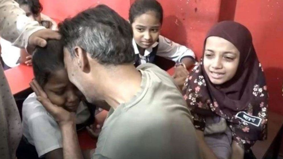 রামিসার খালি বেঞ্চ দেখে বাবার আহাজারি, কান্নায় ভেঙে পড়ল সহপাঠীরাও - the Bengali Times রামিসার খালি বেঞ্চ দেখে বাবার আহাজারি, কান্নায় ভেঙে পড়ল সহপাঠীরাও - the Bengali Times