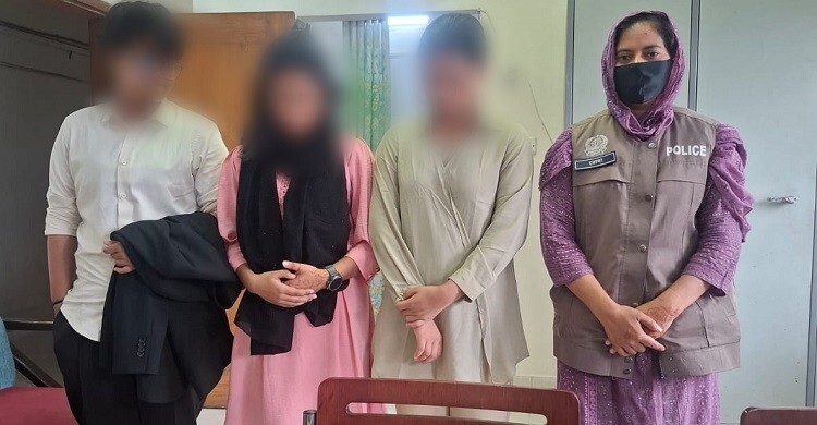 ‘গভীর আকর্ষণ’ থেকে নিখোঁজ তিন কিশোরী, চারদিন পর উদ্ধার - the Bengali Times ‘গভীর আকর্ষণ’ থেকে নিখোঁজ তিন কিশোরী, চারদিন পর উদ্ধার - the Bengali Times