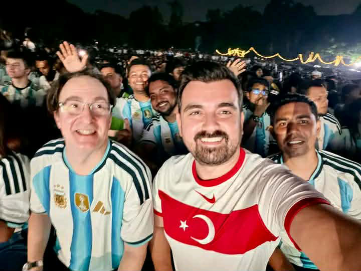 মুহসীন হল মাঠে বিশ্বকাপের ম্যাচ দেখলেন মেসির বন্ধু রুলি, সঙ্গে আর্জেন্টাইন রাষ্ট্রদূত - the Bengali Times মুহসীন হল মাঠে বিশ্বকাপের ম্যাচ দেখলেন মেসির বন্ধু রুলি, সঙ্গে আর্জেন্টাইন রাষ্ট্রদূত - the Bengali Times