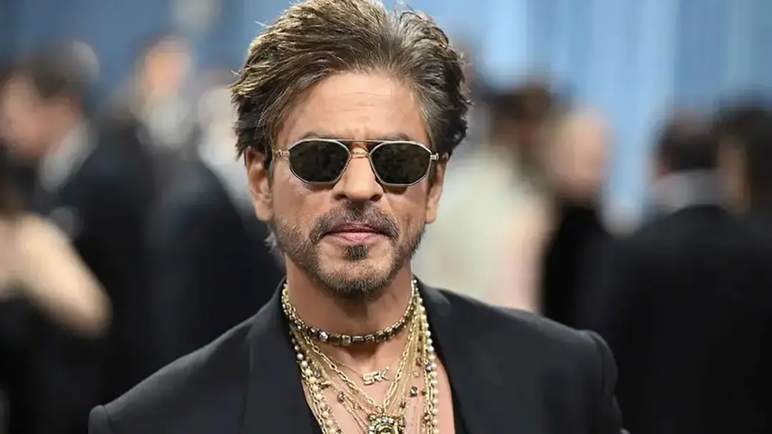 ‘স্বামীর চেয়েও আপনাকে বেশি ভালোবাসি’, ভক্তের কথায় মজার জবাব শাহরুখের - the Bengali Times ‘স্বামীর চেয়েও আপনাকে বেশি ভালোবাসি’, ভক্তের কথায় মজার জবাব শাহরুখের - the Bengali Times