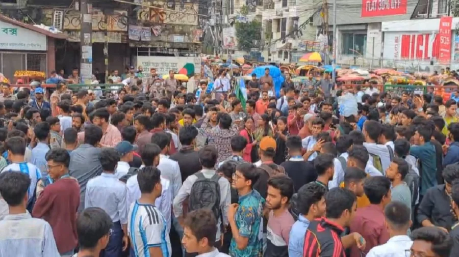 ‘আমি কে তুমি কে, ফার্মের মুরগি’ স্লোগানে সড়ক অবরোধ, শিক্ষামন্ত্রীর পদত্যাগ দাবি - the Bengali Times