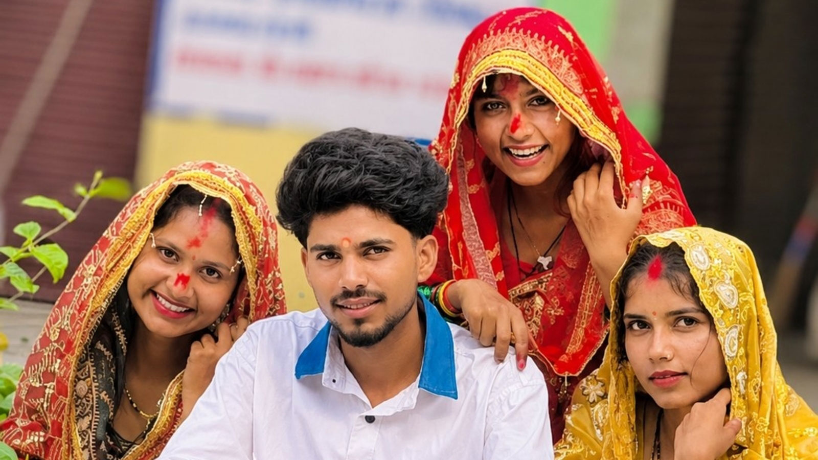 আলাদা হতে চান না তিন বোন, তাই একজনকেই বিয়ে - the Bengali Times আলাদা হতে চান না তিন বোন, তাই একজনকেই বিয়ে - the Bengali Times