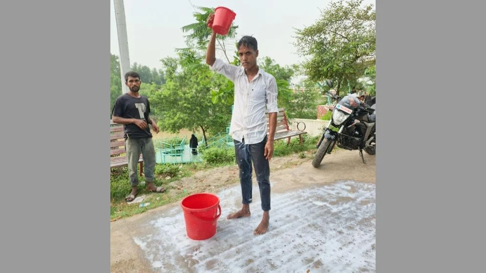 ব্যতিক্রমী ব্রেকআপ : দুধ দিয়ে গোসল করে প্রেমের ইতি টানলেন যুবক - the Bengali Times ব্যতিক্রমী ব্রেকআপ : দুধ দিয়ে গোসল করে প্রেমের ইতি টানলেন যুবক - the Bengali Times