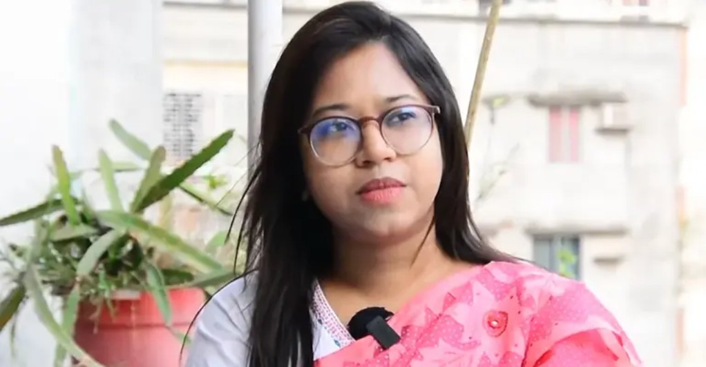 মধ্যরাতে মনিরা শারমিনের স্ট্যাটাস ভাইরাল - the Bengali Times