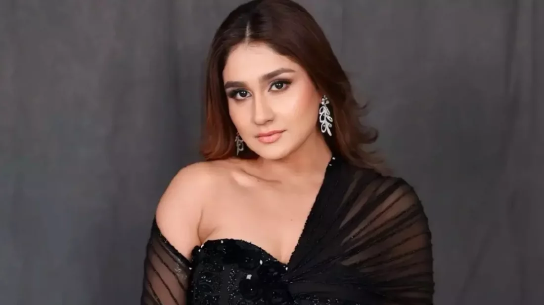 ট্রেনে পোশাক খুলে ব্লেড হাতে হামলার অভিযোগ, গ্রেপ্তার অভিনেত্রী - the Bengali Times