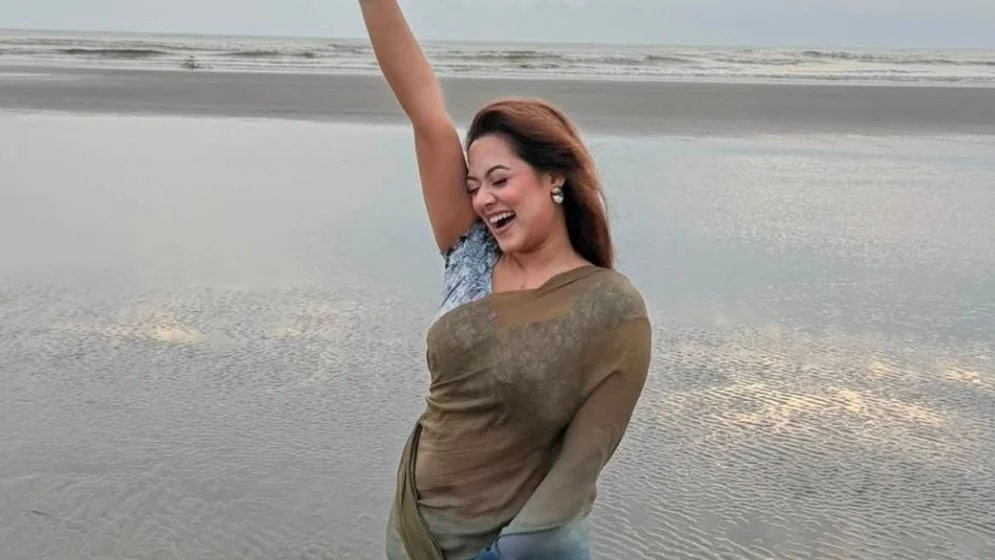 সমুদ্রপাড়ে নতুন লুকে দীঘি, ভক্তদের কৌতূহল তুঙ্গে - the Bengali Times সমুদ্রপাড়ে নতুন লুকে দীঘি, ভক্তদের কৌতূহল তুঙ্গে - the Bengali Times