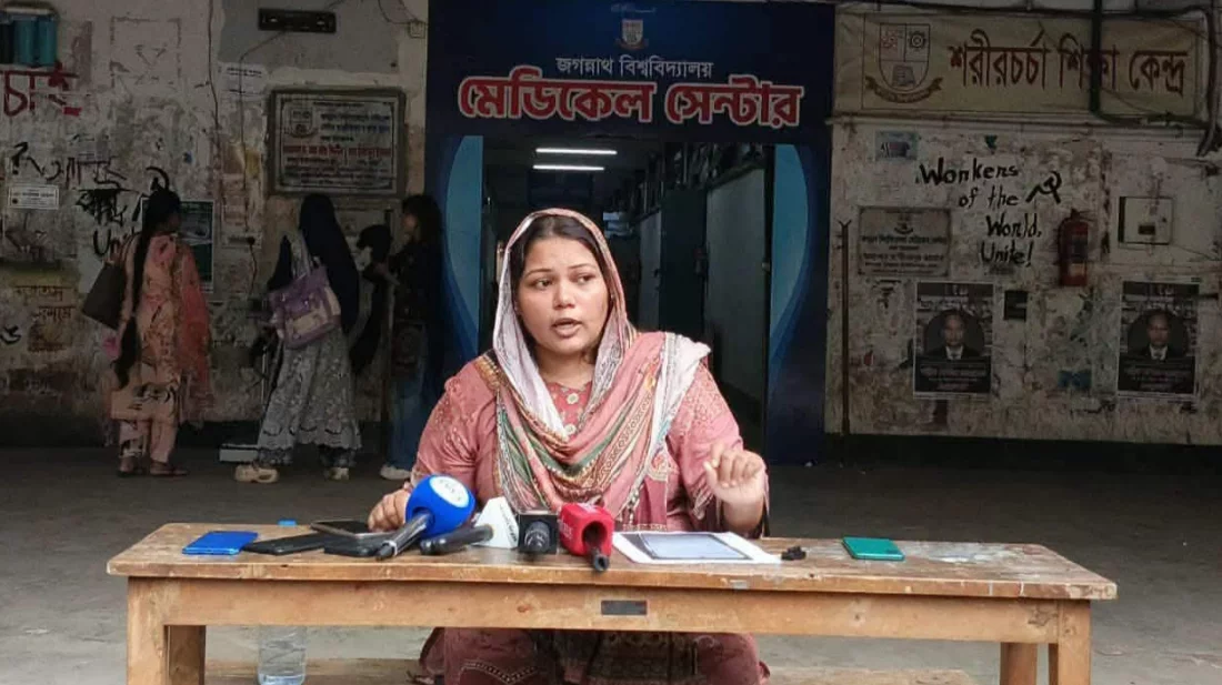 জবি ছাত্রীর মেসে র‌্যাব, গাড়িতে তোলার পর শিক্ষকদের হস্তক্ষেপ - the Bengali Times