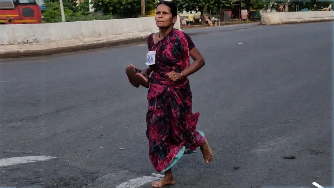 মেয়ের পড়াশোনার খরচ জোগাতে খালি পায়ে ম্যারাথন জিতলেন ৪৭ বছরের মা - the Bengali Times মেয়ের পড়াশোনার খরচ জোগাতে খালি পায়ে ম্যারাথন জিতলেন ৪৭ বছরের মা - the Bengali Times