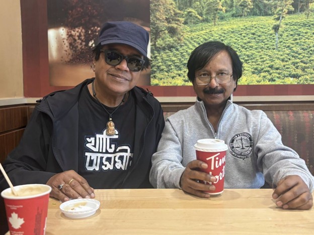 ম‍্যাক অর্থাৎ মাকসুদুল হক। আমার বাল্যকালের বন্ধু। আমরা প্রতিবেশীই ছিলাম- মিরপুর-পল্লবীতে। তখন বয়স কম, স্বপ্ন অনেক। জীবন ছিল সহজ, সরল ও আনন্দময়। পেছনে ফিরে তাকালে মনে হয়, সেই দিনগুলোই ছিল আমাদের জীবনের সবচেয়ে সুন্দর ও নির্মল সময়। মাকসুদ গান করত, আমি কবিতা লিখতাম। একজনের হাতে গান, অন্যজনের হাতে কবিতা- আর আমাদের মধ্যে ছিল গভীর বন্ধুত্ব।