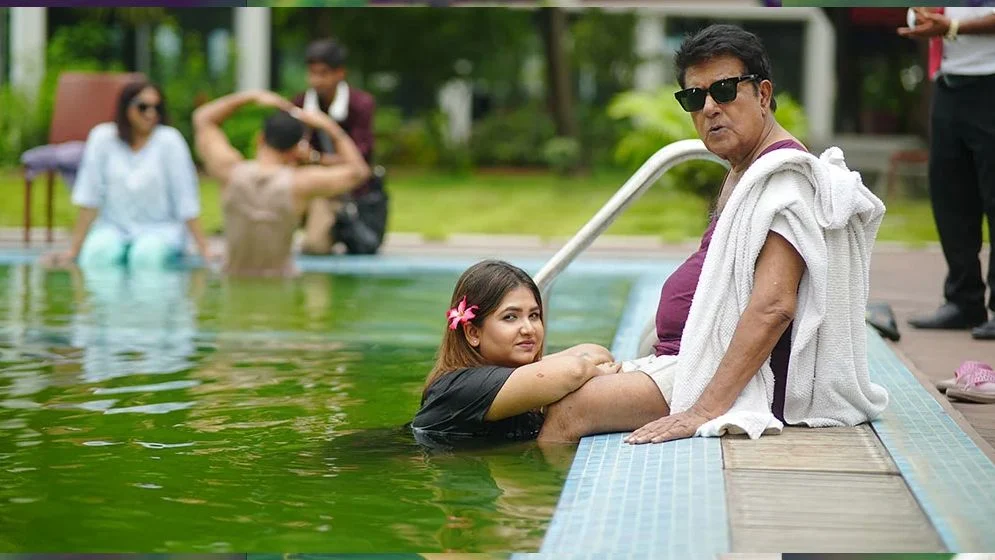 সুইমিংপুলে তরুণীর সঙ্গে মামুনুর রশীদ, ভাইরাল ছবির নেপথ্যে যা - the Bengali Times সুইমিংপুলে তরুণীর সঙ্গে মামুনুর রশীদ, ভাইরাল ছবির নেপথ্যে যা - the Bengali Times