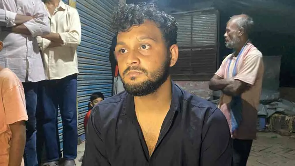 মধ্যরাতে রাবি ছাত্রীকে ফোনে কুপ্রস্তাব, যুবককে ক্যাম্পাসে ডেকে এনে পিটিয়ে পুলিশে সোপর্দ - the Bengali Times