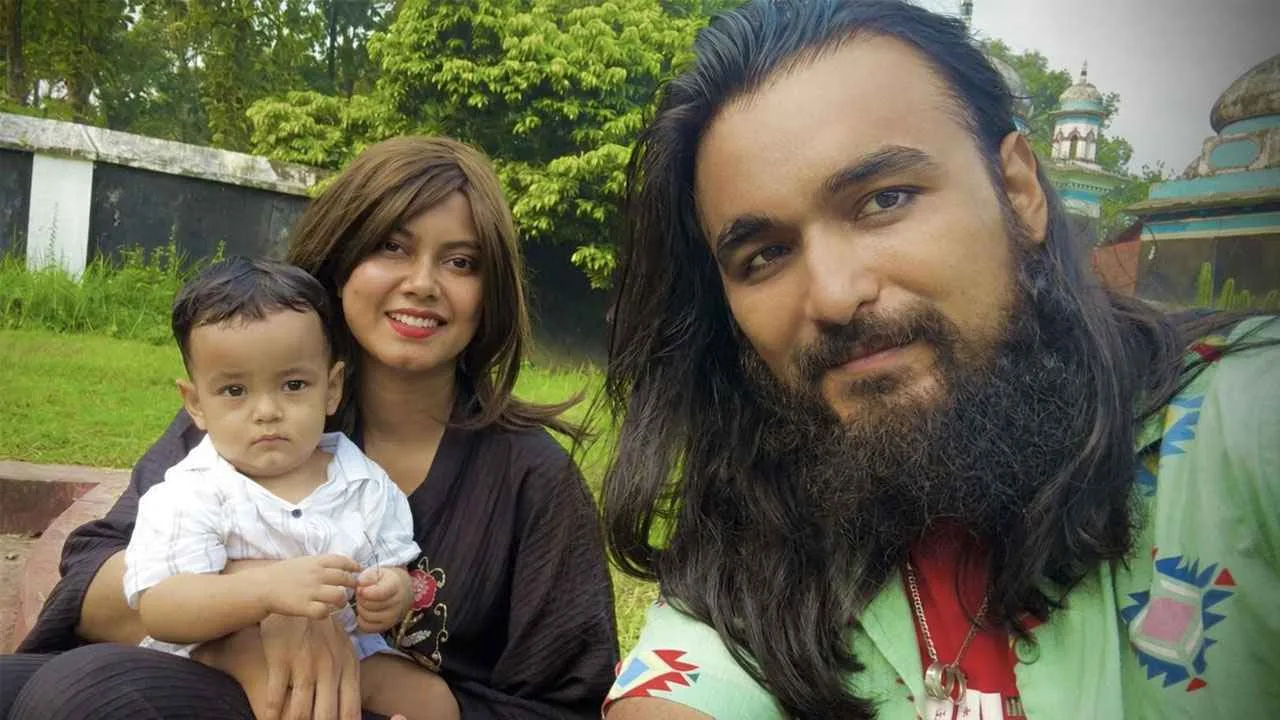 বিতর্ক পেছনে ফেলে স্ত্রী-সন্তানের সঙ্গে নোবেলের নতুন রূপ - the Bengali Times