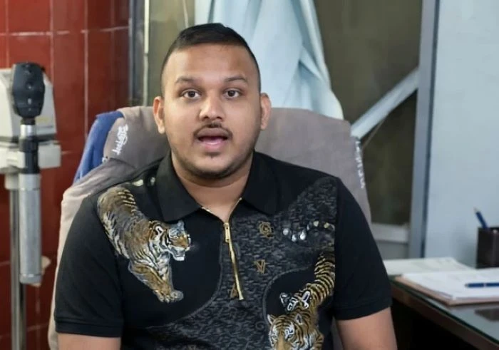 প্রিজন ভ্যান থেকে নামিয়ে পিচ্চি রাজাকে প্রাইভেট কারে তুলে দেন এসআই - the Bengali Times প্রিজন ভ্যান থেকে নামিয়ে পিচ্চি রাজাকে প্রাইভেট কারে তুলে দেন এসআই - the Bengali Times