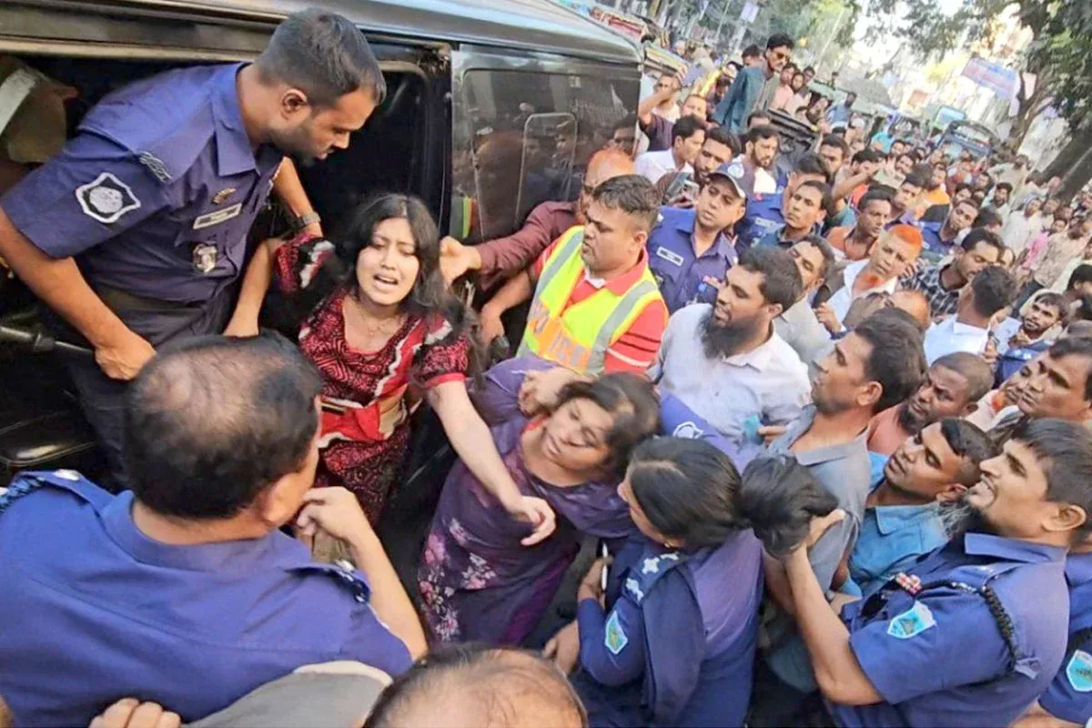 আদালত চত্বরে তরুণীকে জোর করে মাইক্রোবাসে তোলার চেষ্টা, উত্তেজনা - the Bengali Times আদালত চত্বরে তরুণীকে জোর করে মাইক্রোবাসে তোলার চেষ্টা, উত্তেজনা - the Bengali Times